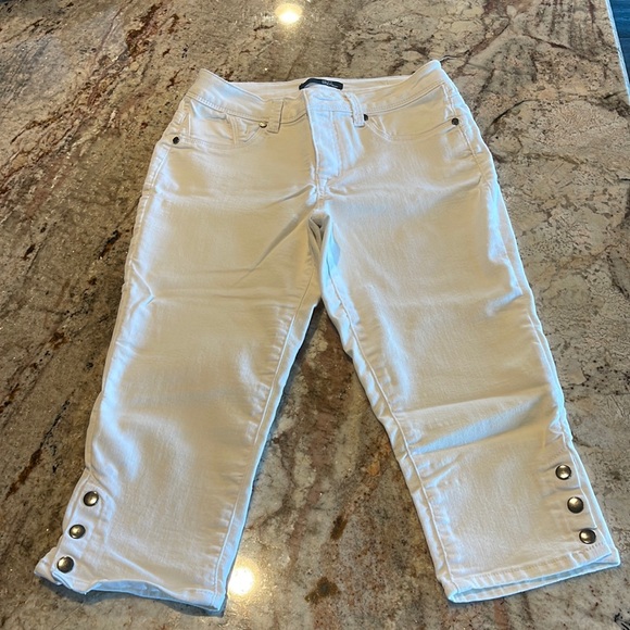 1822 Denim Denim - Super cute 1822 cropped denim white jeans with cute Snap detailing at the bottom